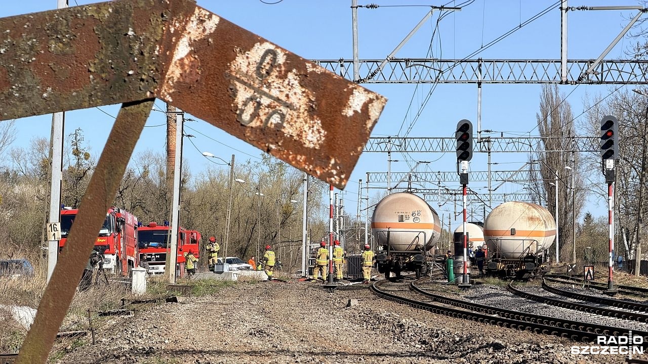 Służby wypompowują amoniak z wykolejonej cysterny na szczecińskim Stołczynie [ZDJĘCIA]