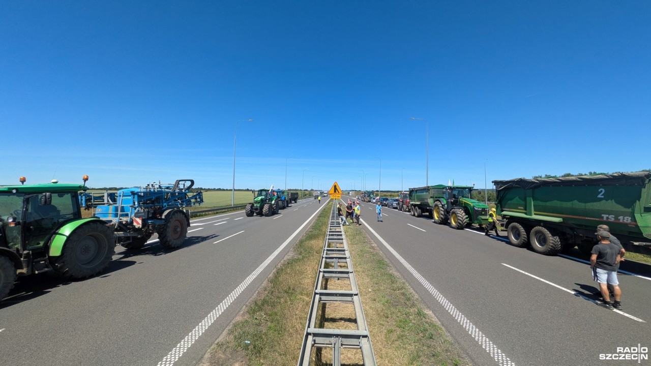 Rolnicy protestują i domagają się spotkania z premierem [AKTUALIZACJA, ZDJĘCIA]