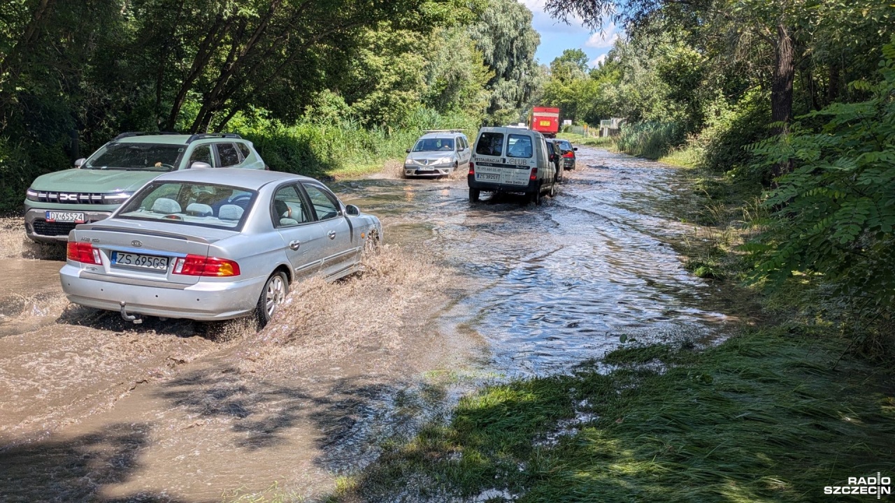 Pękła rura w Szczecinie, ulica zalana [ZDJĘCIA]