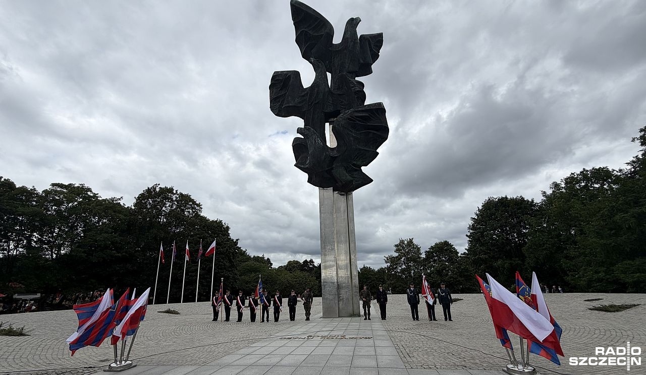 Uroczystości 81. urodzin Szczecina przed Pomnikiem Czynu Polaków