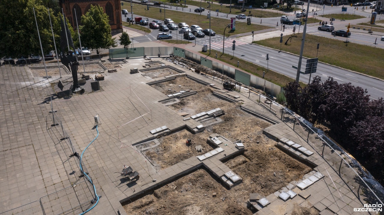 Plac Solidarności w przebudowie. Na drzewa trzeba zaczekać do jesieni [WIDEO, ZDJĘCIA]