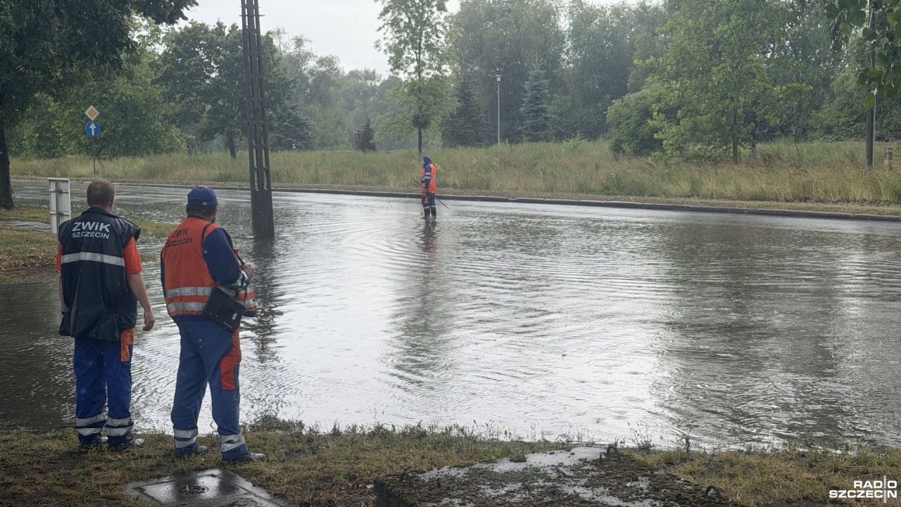 ZWiK i Wody Polskie zajmują się papierologią, a ul. Derdowskiego wciąż zalewa
