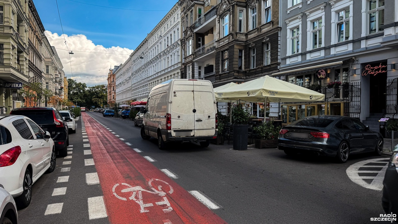Kierowcy kontra restauratorzy. Jedni szukają parkingu, drudzy ustawiają stoliki [WIDEO, ZDJĘCIA]