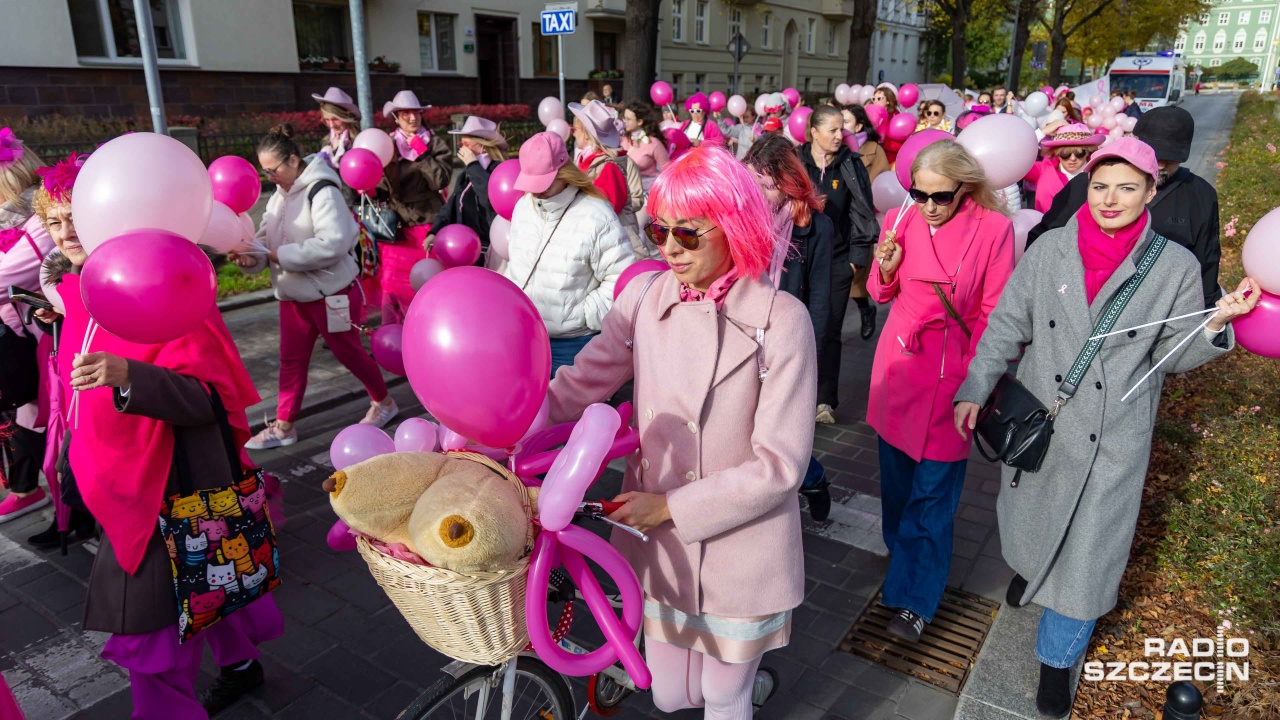Marsz Różowej Wstążki w centrum Szczecina: "badajcie się dziewczyny" [ZDJĘCIA]
