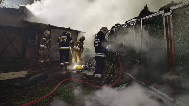 Tuż po północy ogień pojawił się w jednym z garaży. Nikt nie został poszkodowany. Na miejscu pracowały cztery jednostki straży pożarnej.