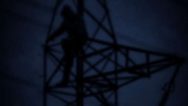 Chciał lepszego widoku na fajerwerki, więc wszedł na słup wysokiego napięcia. Akcja służb w Recławiu pod Wolinem trwała cztery godziny.