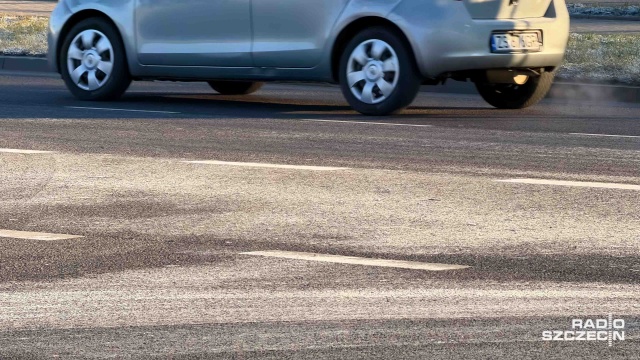 Do niedzieli należy spodziewać się opadów mokrego śniegu w niemal całej Polsce. W niektórych częściach kraju warunki na drogach mogą być skrajnie trudne.