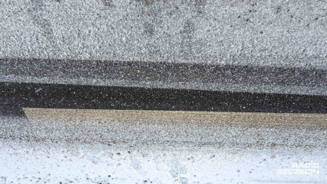 Korki, miejscami ślisko na drogach to realia panujące na zachodniopomorskich drogach. Policja apeluje o rozsądek.