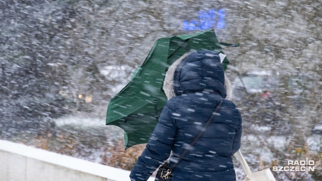 Fala intensywnych opadów śniegu spodziewana jest w niedzielę w Zachodniopomorskiem. Prognozy synoptyków już się sprawdzają. Kołobrzeg, Koszalin a najbardziej Sławno są pod grubą warstwą śniegu.