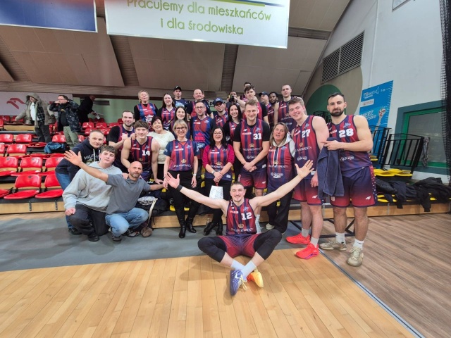 Koszykarze Kinga odnieśli 9 zwycięstwo w Orlen Basket Lidze. Szczecinianie w pierwszym tegorocznym meczu pokonali na wyjeździe Miasto Szkła Krosno 82:72 w 14 kolejce rozgrywek.