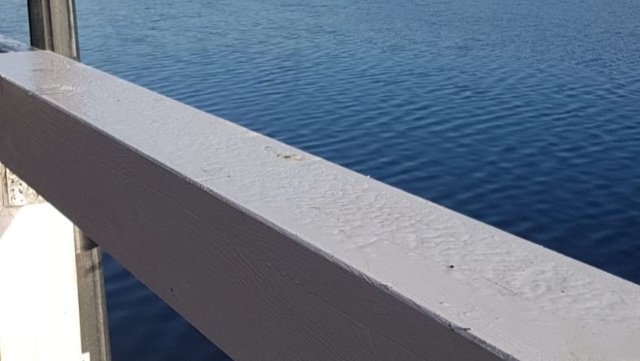 Na pomoście barlineckiego deptaka trwają prace przy wymianie części elementów balustrad - tych, które wymagały już interwencji technicznej.