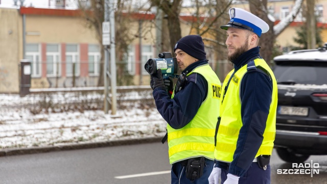 W ubiegłym roku ponad 1700 osób złożyło podania o przyjecie do służby - o 700 więcej niż w roku 2024, z czego ponad 400 nowych funkcjonariuszy zasiliło szeregi zachodniopomorskiej policji. To znaczy pomyślnie zdało m.in. testy wiedzy, sprawności fizycznej, psychologiczne oraz przeszło pozytywnie badania lekarskie.