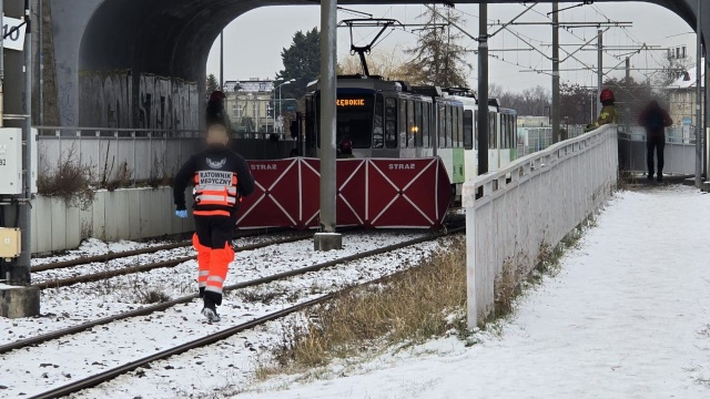 Groźny wypadek w pobliżu pętli Turkusowa w Szczecinie. 15-latek wpadł pod tramwaj w rejonie wiaduktu kolejowego nad torami tramwajowymi prowadzącymi do pętli.