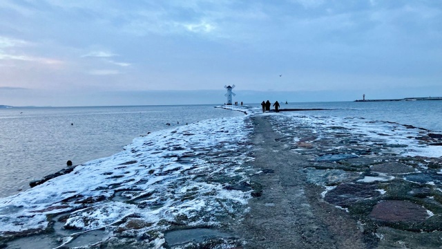 Temperatura poniżej zera, zamiast piasku, śnieg i mroźne powietrze znad morza. To zachęca miłośników zimowego Bałtyku do spędzania czasu na plaży.