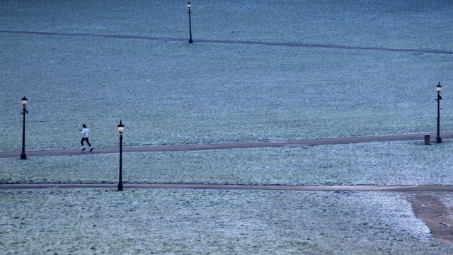 Zamknięte szkoły, sparaliżowany transport publiczny i zablokowane drogi - zima atakuje Wielką Brytanię. W całym kraju obowiązują żółte alerty pogodowe, na północy kraju temperatury spadną nawet do - 12 stopni.