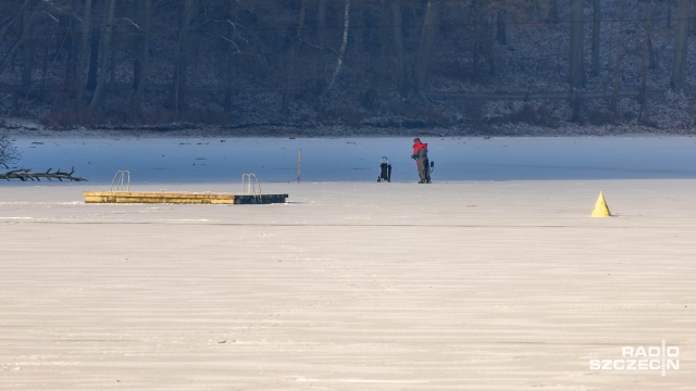 Kuszą, ale mogą być śmiertelnie niebezpieczne. Na zamarzniętych jeziorach w Szczecinie coraz częściej można zauważyć osoby spacerujące po lodzie, także z dziećmi.