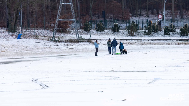 Szczecińska Straż Miejska patroluje zamarznięte stawy, jeziora i rzeki. Funkcjonariusze apelują, by rozsądnie korzystać z uroków mroźnej zimy.