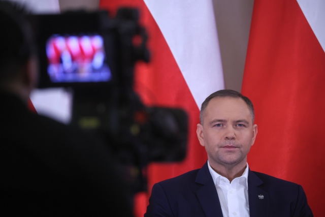 Prezydent Karol Nawrocki zawetował trzy kolejne ustawy i podpisał 12. Podkreślił, że nie zgodzi się na rozwiązania, które - jego zdaniem - naruszają fundamentalne zasady państwa prawa. Są granice, których przekroczyć nie wolno. Rządzący muszą zrozumieć, że nie jestem notariuszem. Gdy rząd pracuje dobrze, weta nie ma. Gdy prawo, które przygotowuje, jest złe - weto będzie - oświadczył prezydent.