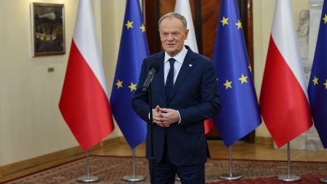 Kwestia Ukrainy, Rosji i bezpieczeństwa militarnego Polski ma zostać wyciągnięta poza nawias politycznego sporu. Takie konkluzje zapadły na spotkaniu prezydenta Karola Nawrockiego z premierem Donaldem Tuskiem.