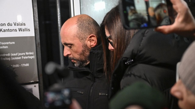 Francuska para przedsiębiorców została przesłuchana przed sądem, który zdecydował następnie o zatrzymaniu mężczyzny. Jessica Moretti po przesłuchaniu mogła opuścić budynek sądu w Sionie.