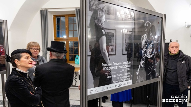 32 fotografie, 32 autorów - tyle ujęć tworzy wystawę Rok zamknięty w kadrach, którą przygotowali członkowie Szczecińskiego Towarzystwa Fotograficznego.