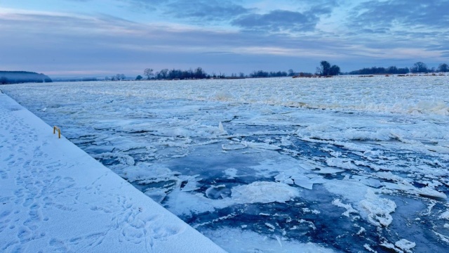 Wody Polskie: spiętrzenia o skali od 0,5 do 1 metra nie powodują zagrożeń, sytuacja jest stabilna.