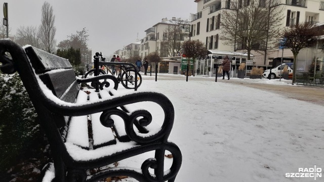 Wolne miejsca postojowe, niższe, niż w sezonie ceny wynajmu i spokój. Tak w tej chwili wygląda wypoczynek nad morzem. Zajrzeliśmy do Świnoujścia, by sprawdzić, jak wyglądają ostatnie chwile przed feriami.