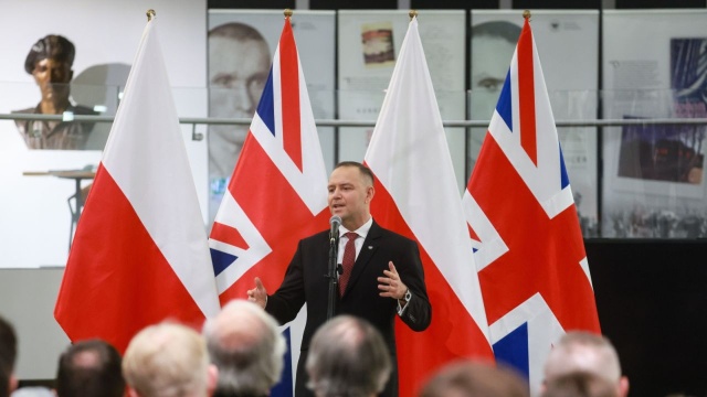 Prezydent Nawrocki zakończył swoją pierwszą, dwudniową wizytę w Wielkiej Brytanii uroczystością przy Pomniku Lotników Polskich w Northolt. W wydarzeniu wzięli udział także przedstawiciele brytyjskiej Polonii oraz młodsze pokolenia Polaków mieszkających w Wielkiej Brytanii, którzy wspólnie oddali hołd pilotom walczącym w dywizjonach alianckich podczas II wojny światowej.