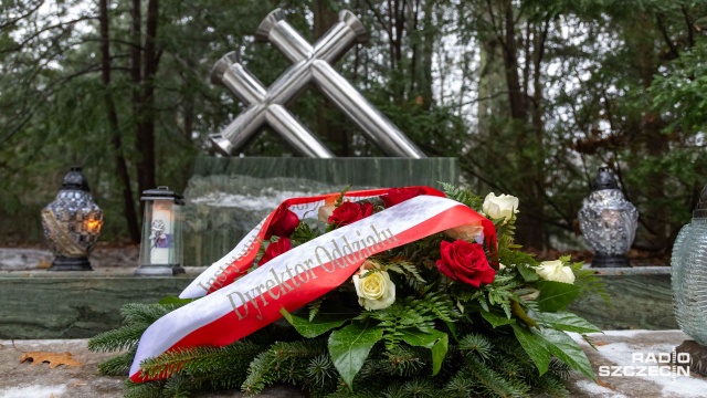 Ofiary katastrofy promu Jan Heweliusz zostały upamiętnione m.in. w Świnoujściu, Wolinie i Szczecinie.