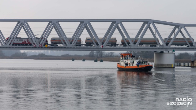 13 lodołamaczy pracuje na Odrze - siedem polskich i sześć niemieckich.