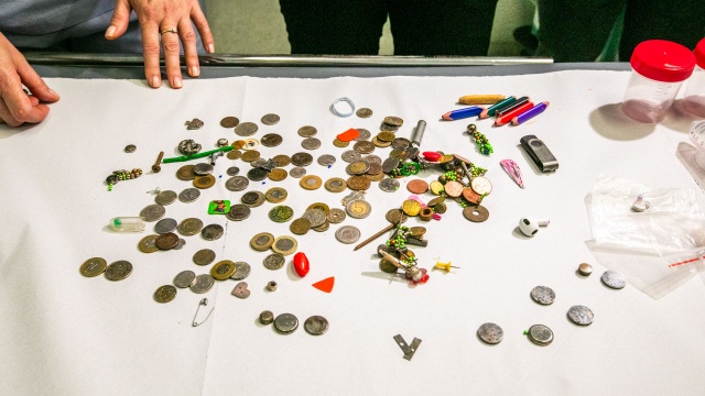 Na co dzień służą nam do zasilania pilotów lub dziecięcych zabawek. Baterie - zwłaszcza te małe, stanowią ogromne zagrożenie w przypadku połknięcia.