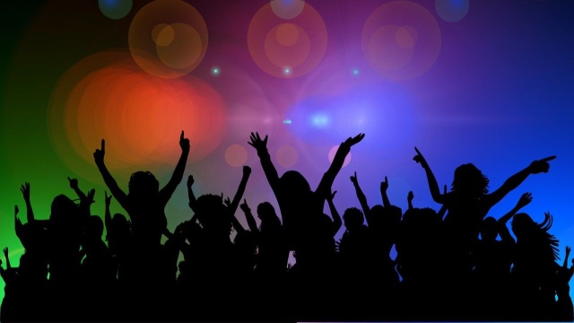 Garnitur i sukienka w szafie, makijaż i fryzjer umówiony - ostatnie przygotowania do studniówek w szczecińskich szkołach trwają.