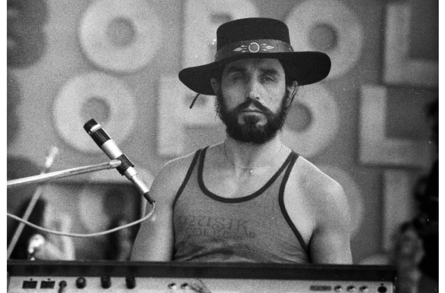 Po pierwszym sukcesie w 1962 roku na Festiwalu Młodych Talentów w Szczecinie zaczął komponować i występować z zespołem Niebiesko-Czarni. Po powrocie z paryskiej Olimpii Czesław Wydrzycki przyjął pseudonim artystyczny Niemen, od nazwy rzeki, nad którą leżały jego rodzinne Wasiliszki.