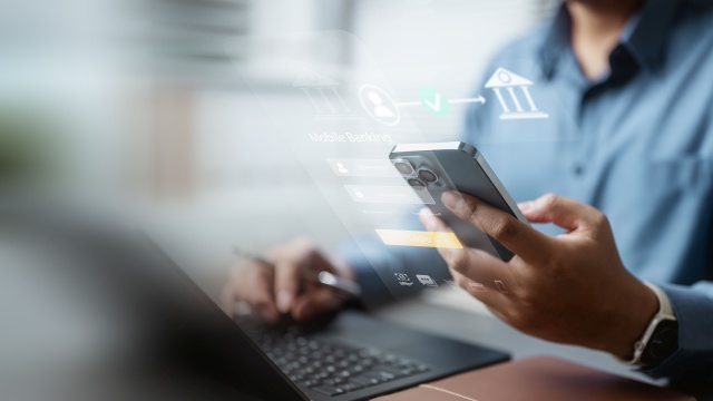 Czy Twoje darmowe konto bankowe naprawdę takie jest Wiele osób nieświadomie płaci za usługi, które w nowoczesnej bankowości są dostępne bezpłatnie. Tabela Opłat i Prowizji często skrywa ukryte opłaty bankowe, takie jak płatne SMS-y, korzystanie z obcych bankomatów czy obsługa gotówkowa w placówce. Dowiedz się, gdzie szukać pełnych informacji o kosztach i jak skutecznie unikać niepotrzebnych opłat.