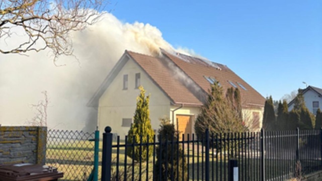 Pożar budynku mieszkalnego w Białuniu przy ul. Morelowej.