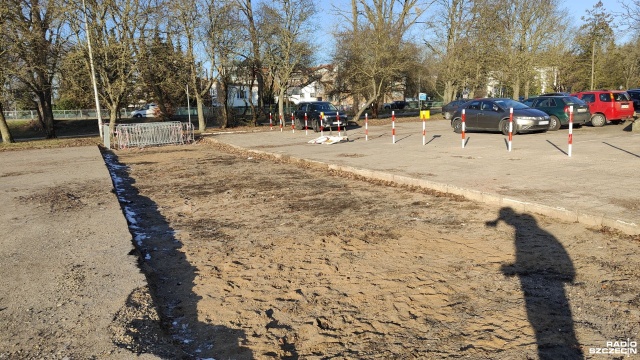 Spór wokół miejskiej działki w Kołobrzegu zakończony. Mieszkańcy ponownie będą mogli parkować na terenie przy ulicy Wojska Polskiego.