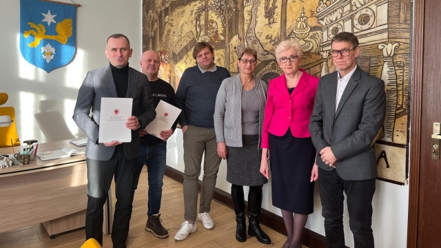 Prawie milion złotych unijnego dofinansowania dla jednej ze wspólnot mieszkaniowych w Suchaniu. Środki zostaną przeznaczone na termomodernizację wraz zwymianą indywidualnego źródła ciepła.