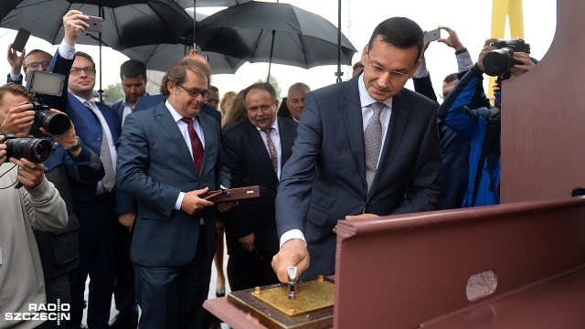 Wiceminister Infrastruktury Arkadiusz Marchewka z KO w poniedziałkowej Rozmowie pod krawatem mówił, że stępka rdzewieje i jest złomem. We wtorek Sebastian Wierciak dopytywał o stępkę byłego ministra gospodarki morskiej Marka Gróbarczyka z PiS.