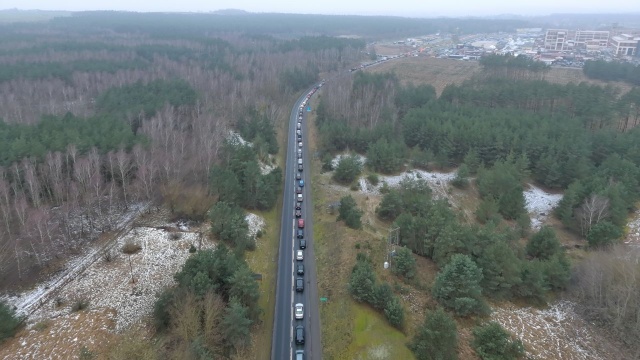 Mieszkańcy Osinowa Dolnego skarżą się, że od wielu miesięcy ich życie jest utrudnione. Twierdzą, że to przez źle zorganizowane kontrole graniczne prowadzone przez niemieckie, a od kilku dni również polskie służby.