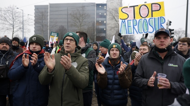 Rolnicy zadowoleni z decyzji Parlamentu Europejskiego o skierowaniu umowy handlowej z Mercosurem do unijnego Trybunału Sprawiedliwości. Przestrzegają Komisję Europejską przed zignorowaniem tego głosu. Rolnicy są przeciwni umowie, bo obawiają się napływu taniej, niespełniającej wyśrubowanych unijnych wymogów żywności z Ameryki Łacińskiej.