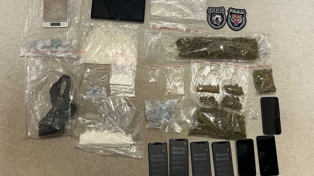 Ponad kilogram narkotyków znaleźli w mieszkaniu w Szczecinie policyjni wywiadowcy. Pięć osób zostało zatrzymanych.