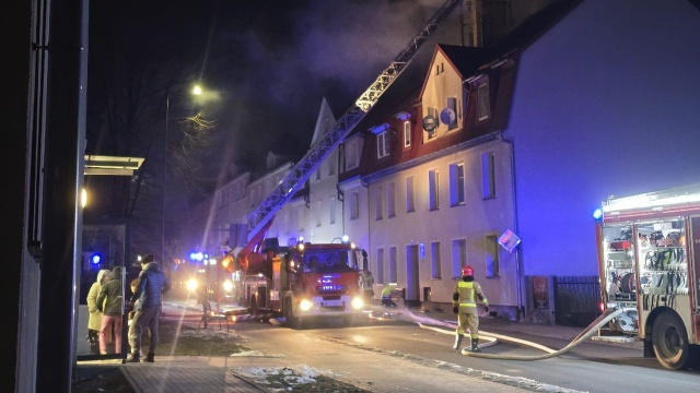 W jednej z kamienic, przy ul. Lutyków, zapaliło się poddasze i dach budynku. Ewakuowano 19 osób, w tym dwoje dzieci.