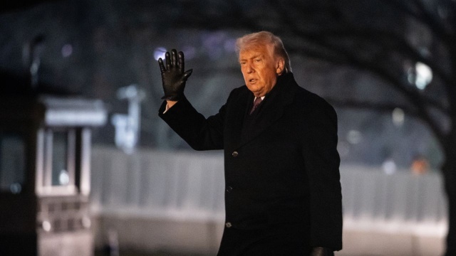 Prezydent USA Donald Trump zagroził w sobotę na własnej platformie społecznościowej Truth Social, że nałoży cła w wysokości 100 proc. na wszystkie importowane towary z Kanady, jeśli kraj ten zawrze umowę handlową z Chinami.