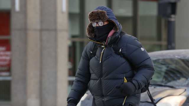 Prawie 200 milionów mieszkańców Stanów Zjednoczonych odczuwa skutki weekendowej burzy zimowej. Arktyczne temperatury i opady śniegu występują w pasmie 3 tysięcy kilometrów od Nowego Meksyku po wschodnio-północną część kraju. Żywioł sparaliżował ruch lotniczy.