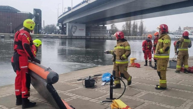 Ratownicy ze szczecińskiego WOPR-u wydobyli ciało z Odry Zachodniej. Do zdarzenia doszło w sobotę po południu w okolicy Trasy Zamkowej.