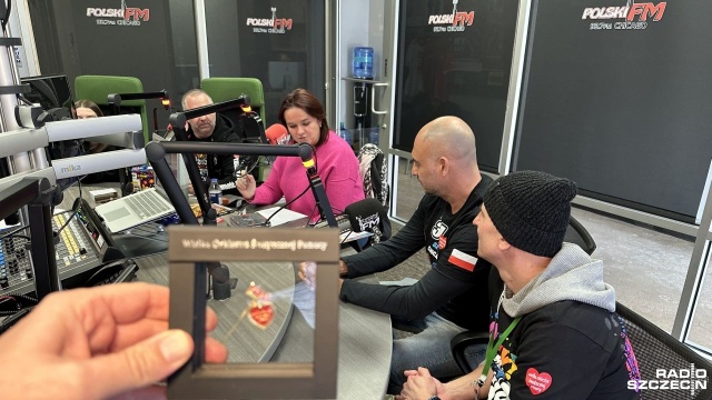 Pomimo mrozów i intensywnych opadów śniegu przez całą niedzielę zbiórki na rzecz fundacji Jurka Owsiaka prowadzone są w Chicago. Chicagowski sztab jest największy zagranicznym ośrodkiem WOŚP. Chicagowskim zbiórkom przygląda się amerykański korespondent Radia Szczecin Jan Pachlowski.