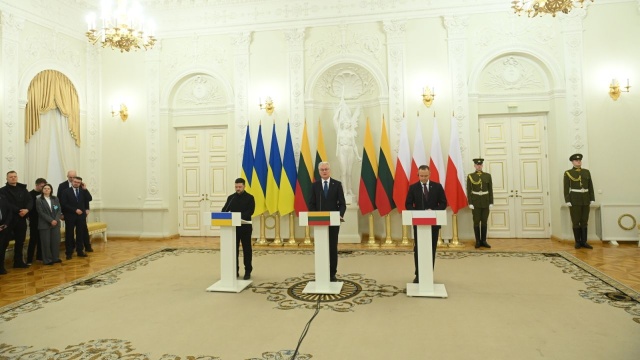 Prezydent Karol Nawrocki podkreślił w niedzielę w Wilnie, że współpraca militarna, ekonomiczna i gospodarcza ze Stanami Zjednoczonymi jest jednym z kierunków działań dla całego regionu Europy środkowo-wschodniej. Zaznaczył, że takie przekonanie łączy go z prezydentami Litwy i Ukrainy.