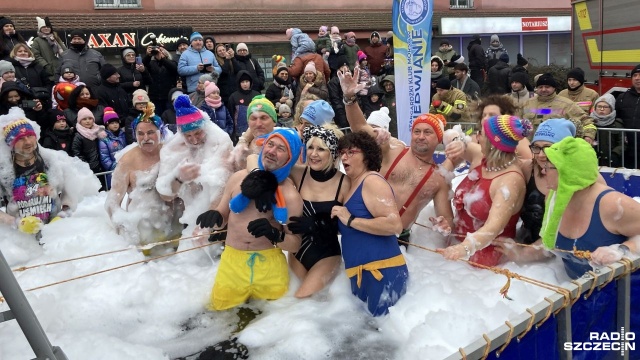 Na Rynku Staromiejskim miłośnicy lodowych kąpieli zbudowali basen i efektownym pluskiem zainaugurowali finał Wielkiej Orkiestry Świątecznej Pomocy. Było głośno, radośnie i na całego.