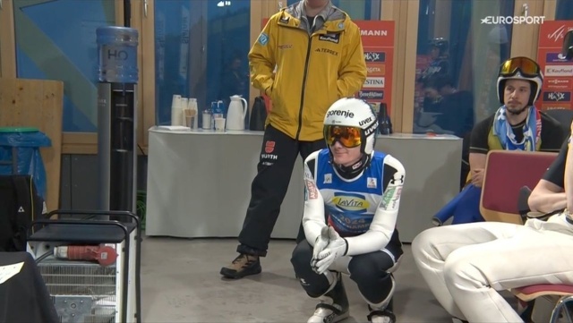 Polacy zajęli ósme miejsce w drużynowym konkursie mistrzostw świata w lotach narciarskich w niemieckim Oberstdorfie. Złote medale zdobyli Japończycy. Srebro wywalczyli Austriacy, a brąz - Norwegowie. Słoweńcy byli na szóstej pozycji, gdyż Domen Prevc nie oddał pierwszego skoku.