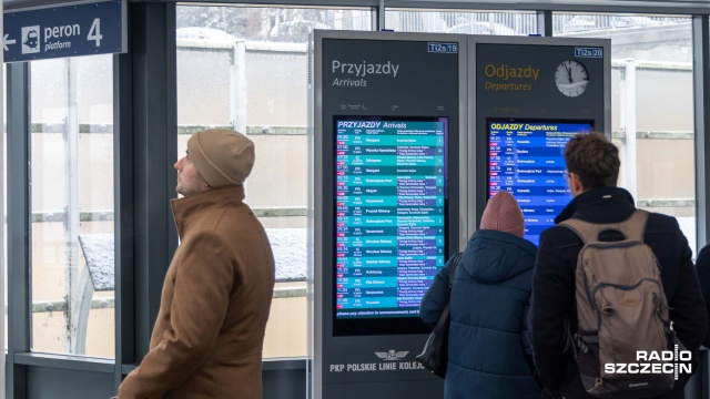 Ruch pociągów ze Szczecina nadal wstrzymany - informuje PKP Intercity. Powodem jest oblodzenie sieci trakcyjnej. Przewoźnik informuje, że pociągi mogą być mocno opóźnione lub odwołane. Na Dworcu Głównym w Szczecinie tłumy pasażerów czeka na swoje połączenia.